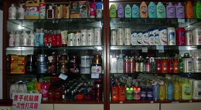 宏伟日化批发零售商行 一站式日化用品采购基地，为肌肤、秀发与生活注入品质活力